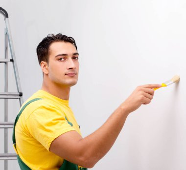 İnşaat işçisi şantiyede çalışıyor.