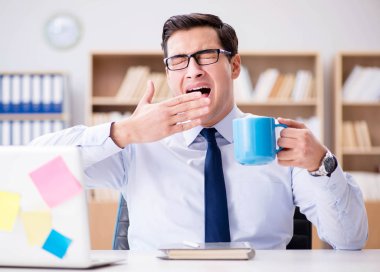 Ofiste çalışan bir işadamı.