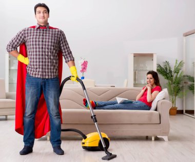 Süper kahraman koca karısına evde yardım ediyor.