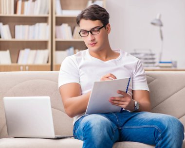 Kanepede oturan adam.