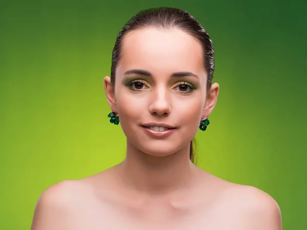 緑の背景の美しさの概念の若い女性 — ストック写真
