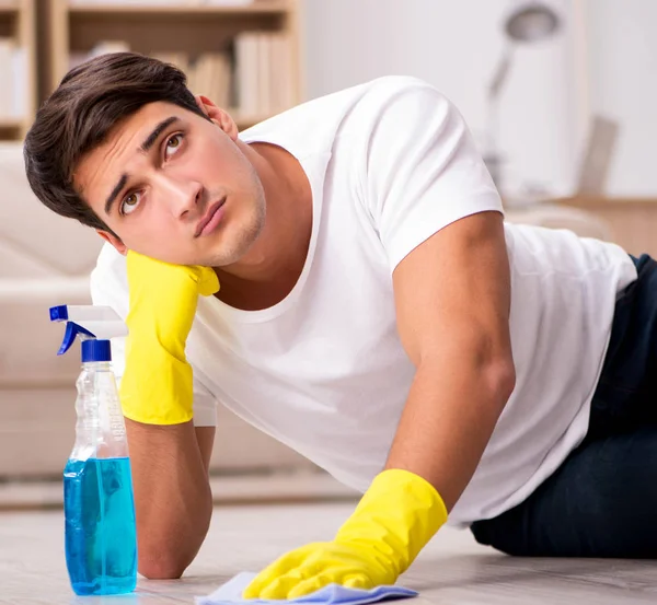 妻を助ける家を掃除する男の夫 — ストック写真