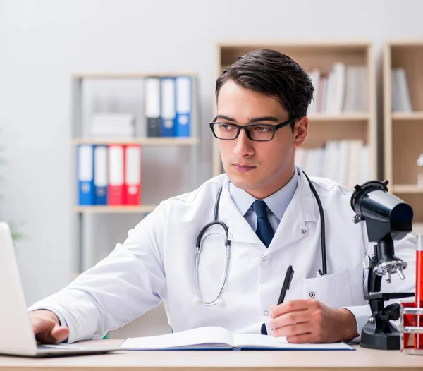 Junge erwachsene Ärztin arbeitet im Krankenhaus — Stockfoto