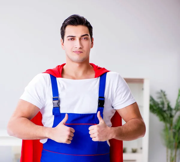 Супергерой-ремонтник с инструментами в концепции ремонта — стоковое фото