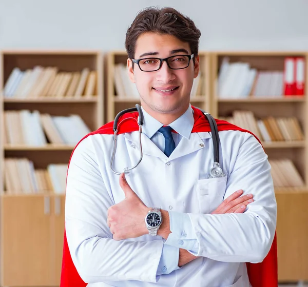 Médecin super-héros travaillant dans le laboratoire de l'hôpital — Photo