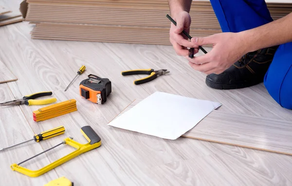 Può posa pavimenti in laminato a casa — Foto Stock