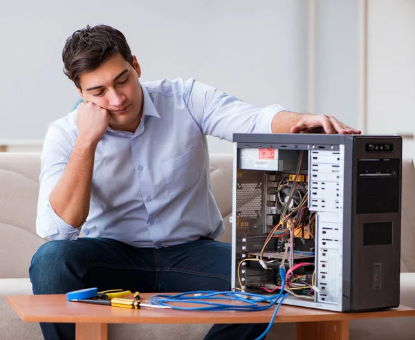 Hombre frustrado con la computadora PC rota — Foto de Stock