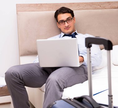 Otelde iş gezisinde çalışan bir işadamı.