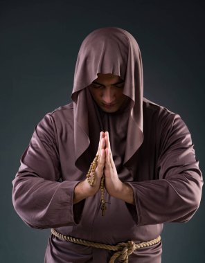 Monk gri arka plan üzerinde dini kavram