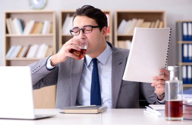 Stresten içen genç işadamı