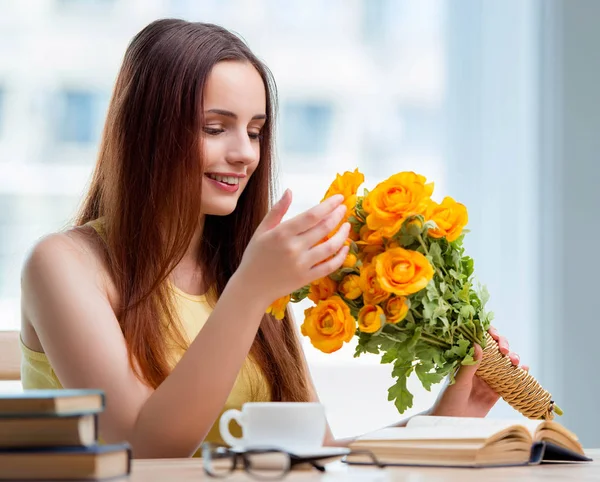 Ung flicka med present av blommor — Stockfoto