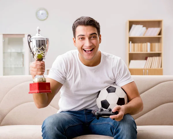 Homem viciado em jogos de computador — Fotografia de Stock