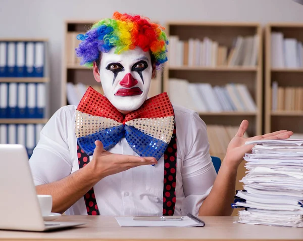 Clown zakenman werkzaam in het kantoor — Stockfoto