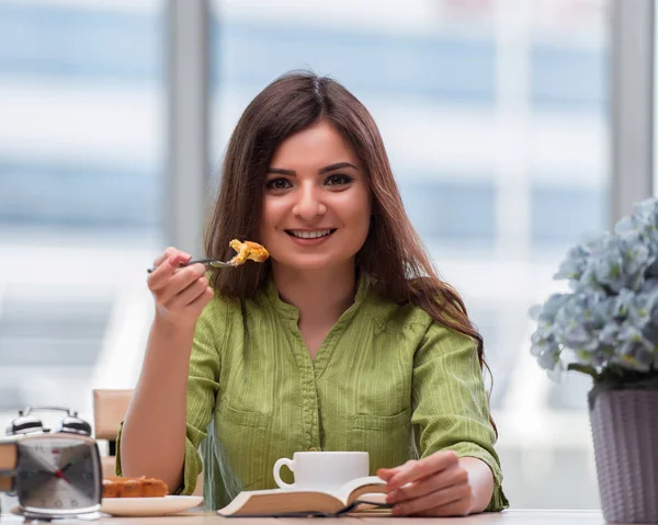 Menina tomando café da manhã em casa — Fotografia de Stock