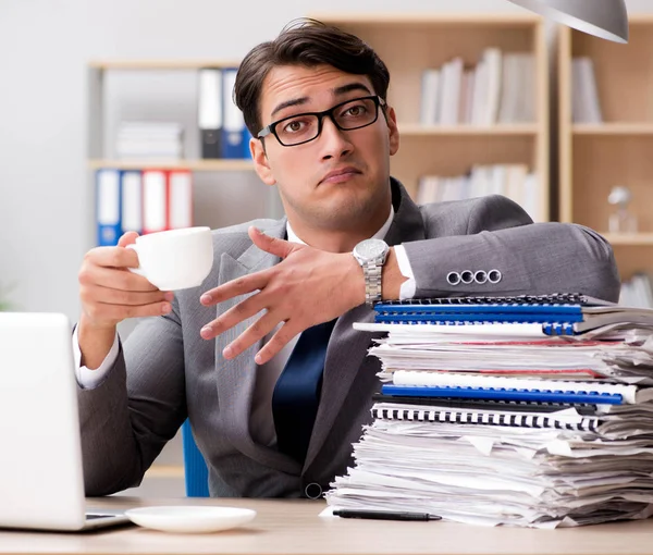 Bonito empresário que trabalha no escritório — Fotografia de Stock