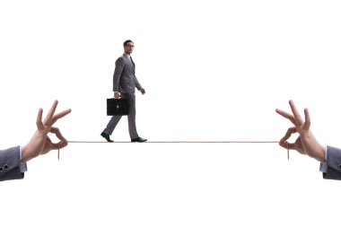 İş adamı sıkı bir ipte yürüyor