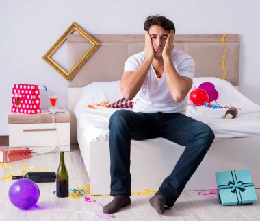 Adam evde ağır parti sonra