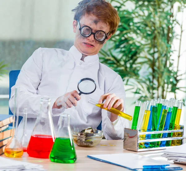 Jovem químico louco que trabalha no laboratório — Fotografia de Stock