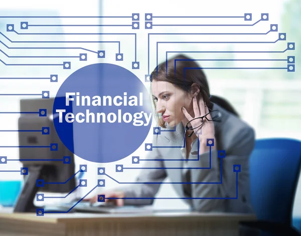Empresaria con ordenador en tecnología financiera fintech conc —  Fotos de Stock