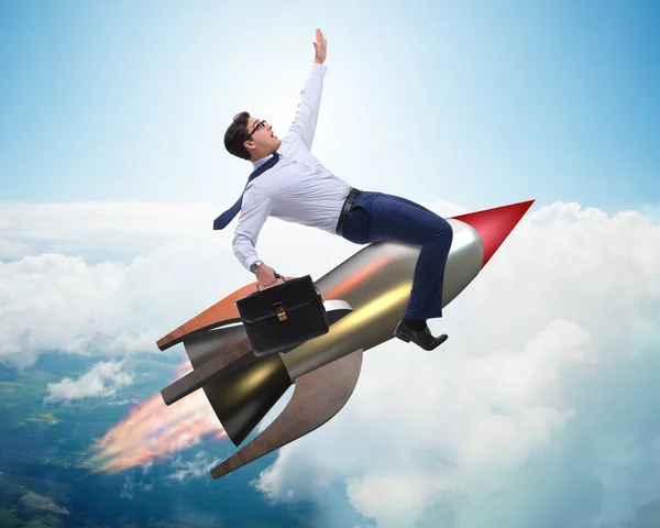 Бізнесмен летить на ракеті в бізнес-концепції — стокове фото
