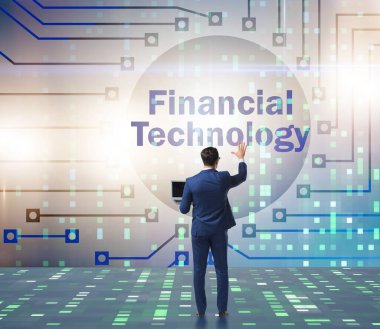 Fintech konseptinde düğmelere basan iş adamı