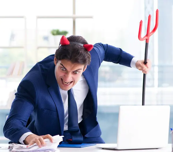 Il diavolo arrabbiato uomo d'affari in ufficio — Foto Stock