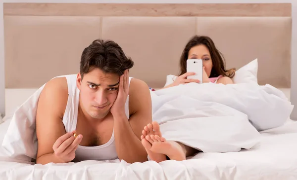 Οικογενειακή σύγκρουση με σύζυγο στο κρεβάτι — Φωτογραφία Αρχείου