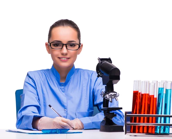 Jeune femme médecin en laboratoire isolée sur blanc — Photo