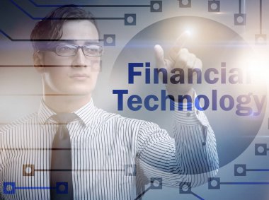 Fintech konseptinde düğmelere basan iş adamı