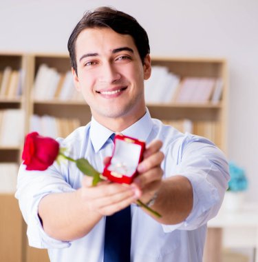 Evlilik teklifi yapan bir adamın romantik konsepti.