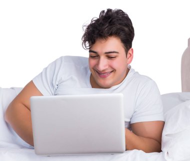 Yatakta uykusuzluk çeken bir adam.