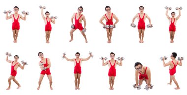 Beyazlar üzerinde dambılları olan komik adam.