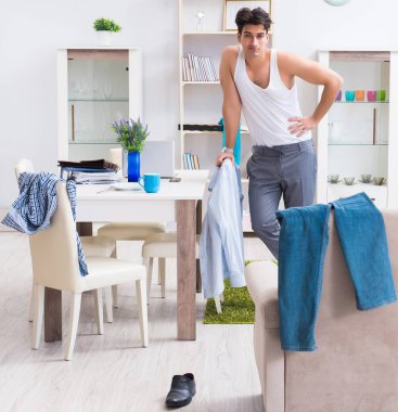 İş adamı Overni 'den sonra uyuyakaldığı için ofise geç kaldı.