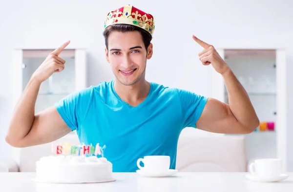 Giovane uomo che festeggia il compleanno da solo a casa — Foto Stock