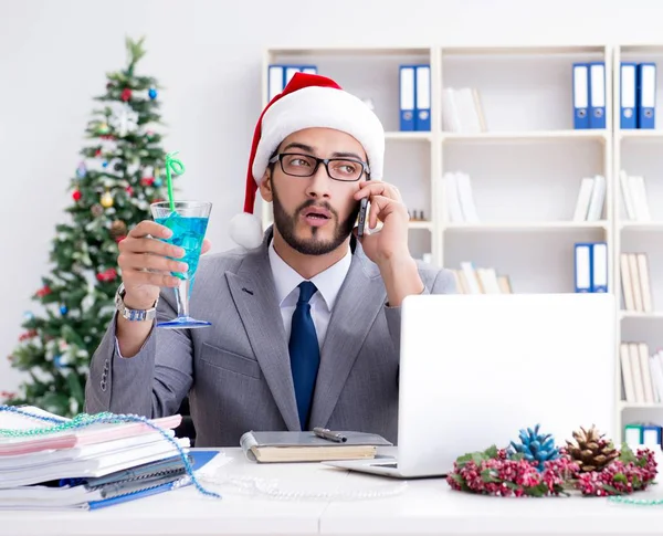 Mladý podnikatel slaví Vánoce v kanceláři — Stock fotografie