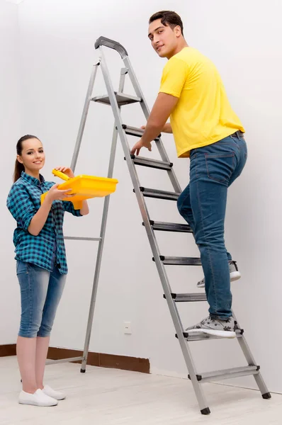 Esposa e marido família fazendo melhorias em casa — Fotografia de Stock