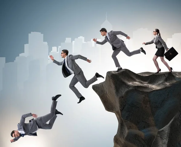 Gente de negocios cayendo por el acantilado — Foto de Stock