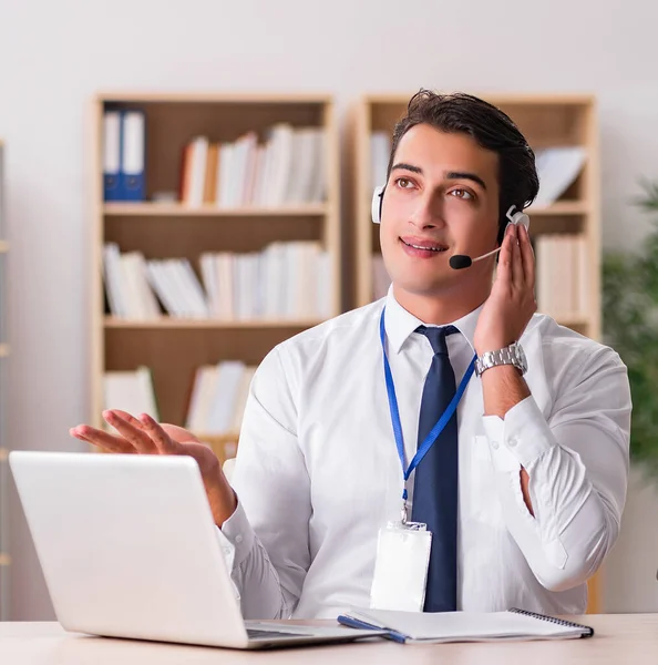 Knappe bediende van de klantenservice met headset — Stockfoto