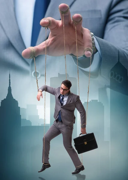 Üzletember bábot manipulál a főnök. — Stock Fotó