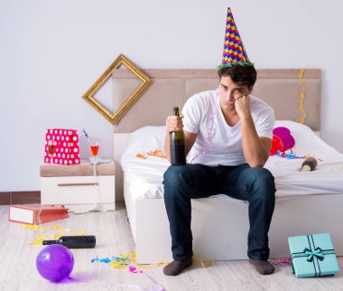 Adam evde ağır parti sonra