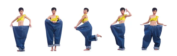 Mulher em dieta conceito com jeans grandes — Fotografia de Stock