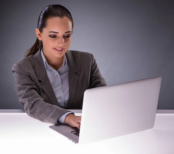 Imprenditrice con laptop nel concetto di business — Foto Stock