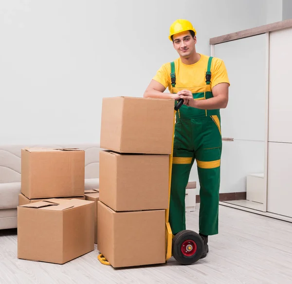 El hombre entrega cajas durante el movimiento de la casa —  Fotos de Stock