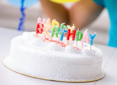 Genç adam doğum gününü evde yalnız kutluyor.