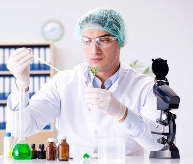 Laboratuvarda bilim adamıyla biyoteknoloji kavramı