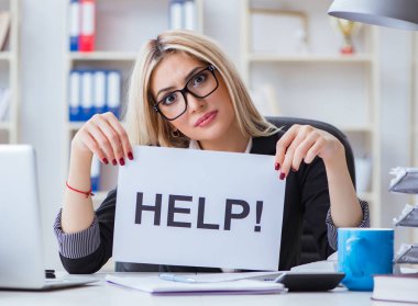 Ofiste mesajı olan genç bir iş kadını.