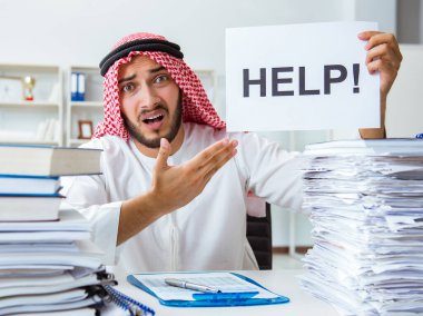 Ofiste çalışan Arap işadamı bir Pi ile evrak işi yapıyor.