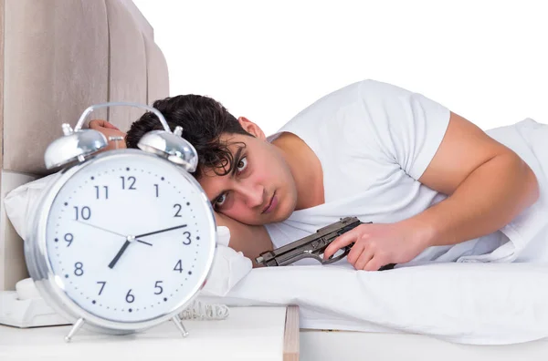 Hombre en la cama sufriendo de insomnio — Foto de Stock