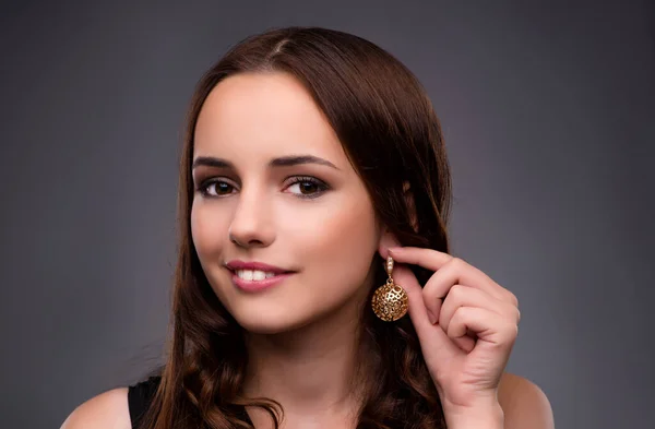 年轻女子展示她的新耳环 — 图库照片