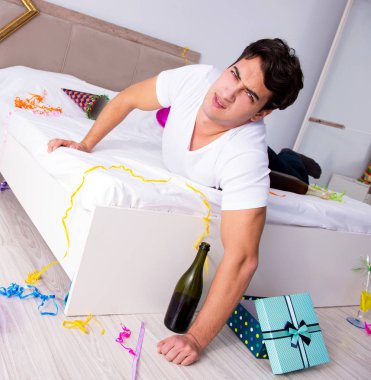 Adam evde ağır parti sonra